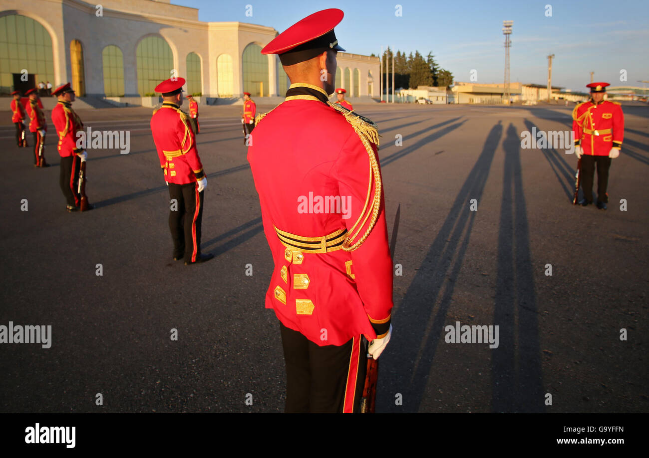 Tbilisi, Georgia. 01 Luglio, 2016. Una guardia georgiano di onore in attesa di addio Federale Tedesco Ministro degli Esteri Frank-Walter Steinmeier (SPD) all'aeroporto di Tbilisi, Georgia, 01 luglio 2016. Il Ministro degli esteri tedesco ha girato in Armenia, Azerbaigian e Georgia. Foto: Jan Woitas/dpa/Alamy Live News Foto Stock