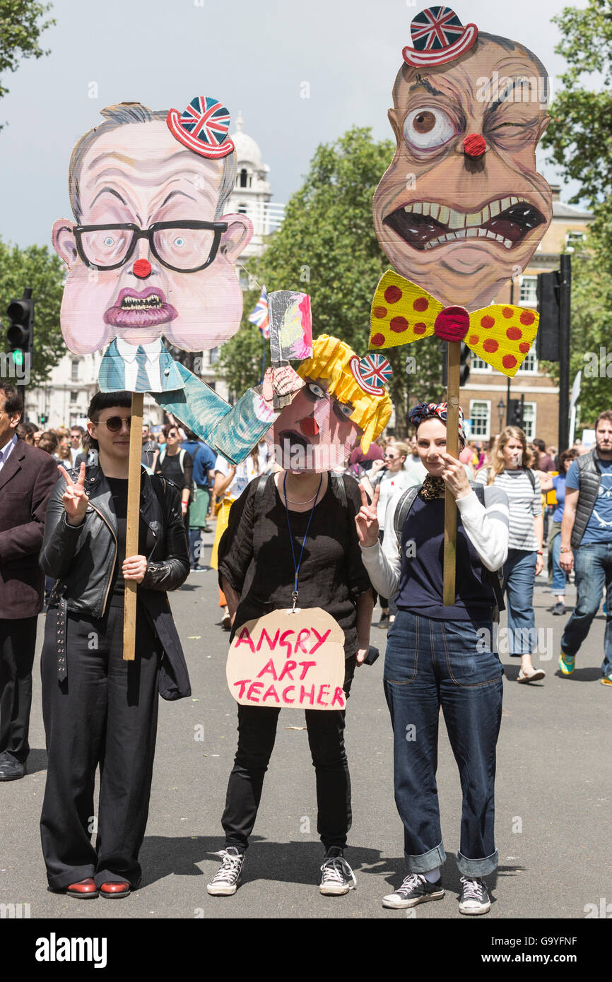 Londra, Regno Unito. 2 luglio 2016. Decine di migliaia di persone si radunano nel centro di Londra per protestare contro la UE Brexit Referendum su un marzo per l'Europa. Credito: Immagini vibranti/Alamy Live News Foto Stock