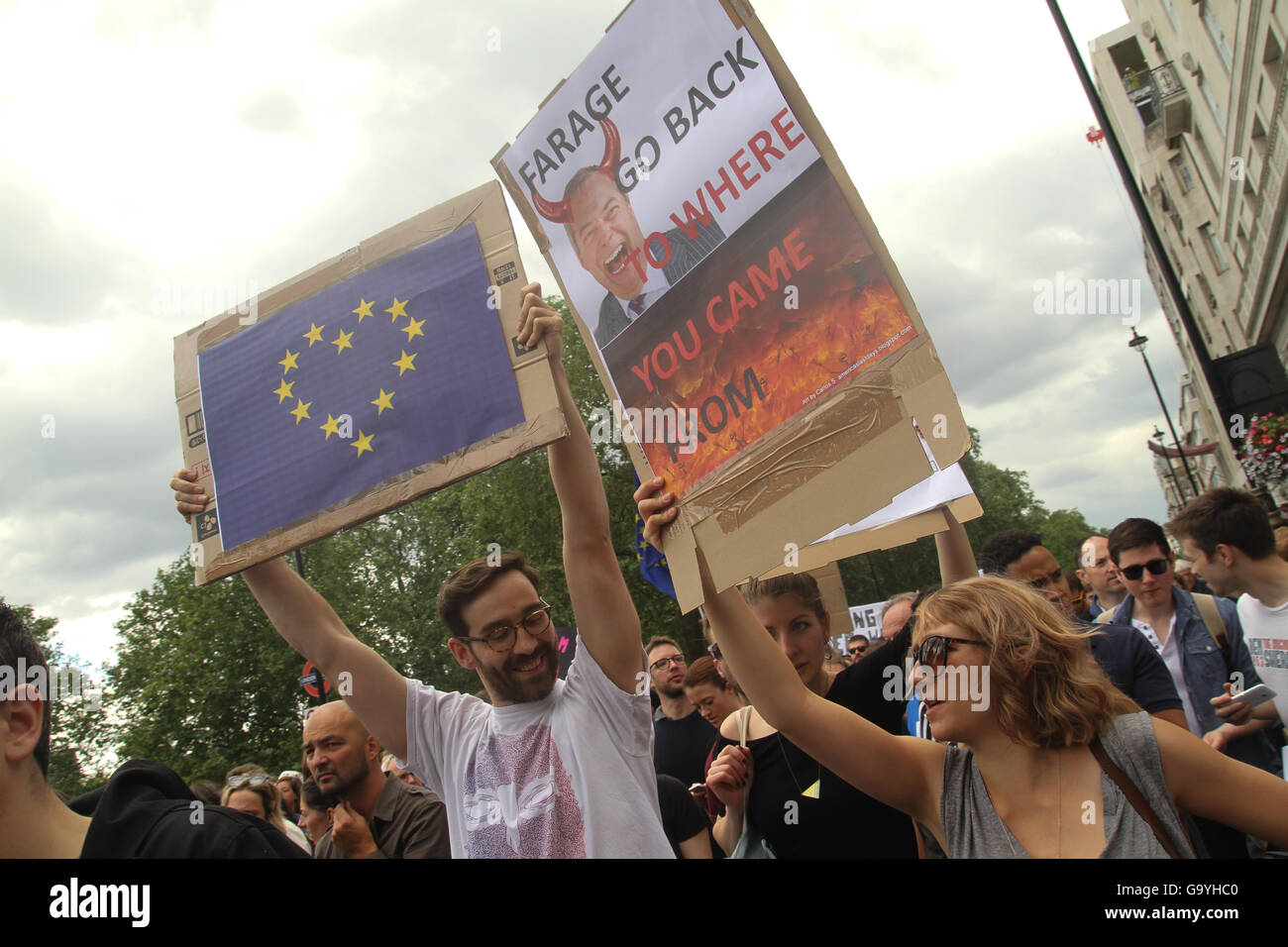 Londra, Regno Unito. 02Luglio, 2016. ​LONDON, Regno Unito - 2 luglio: un pro sostenitori dell'UE tenere fino a cartelloni durante il mese di marzo per l'Europa la dimostrazione di una settimana dopo il referendum Brexit votazione. La pro sostenitori dell'UE marzo il 2 luglio 2016, è stata da Hyde Park a Piazza del Parlamento. Foto: David Mbiyu/ Alamy Nuovo Live Foto Stock