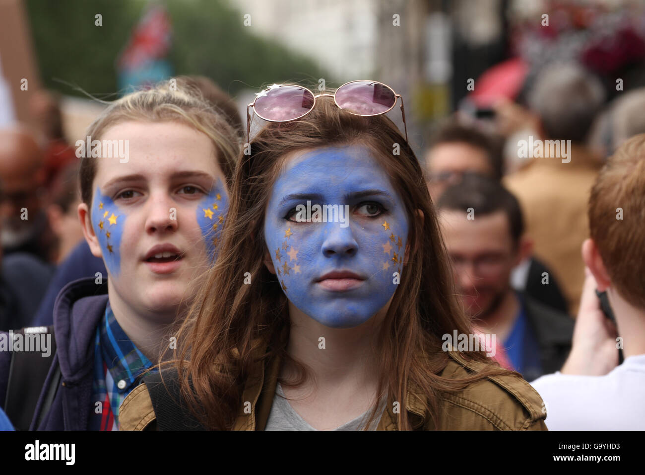 Londra, Regno Unito. 02Luglio, 2016. ​LONDON, Regno Unito - 2 luglio: Due volto dipinto di amici marzo insieme a migliaia di altri pro sostenitori dell'UE a Londra prendere parte nel mese di marzo per l'Europa la dimostrazione di una settimana dopo il referendum Brexit votazione. La pr i sostenitori dell'UE marzo da Hyde Park a Piazza del parlamento.Foto: David Mbiyu/ Alamy Nuovo Live Foto Stock