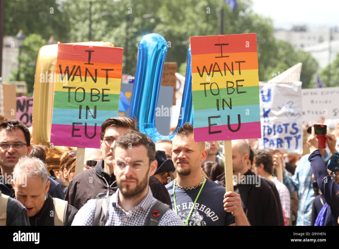Londra, Regno Unito. 02Luglio, 2016. ​LONDON, Regno Unito - 2 luglio: un pro sostenitori dell'UE tenere fino a cartelloni durante il mese di marzo per l'Europa la dimostrazione di una settimana dopo il referendum Brexit votazione. La pro sostenitori dell'UE marzo il 2 luglio 2016, è stata da Hyde Park a Piazza del Parlamento. Foto: David Mbiyu/ Alamy Nuovo Live Foto Stock