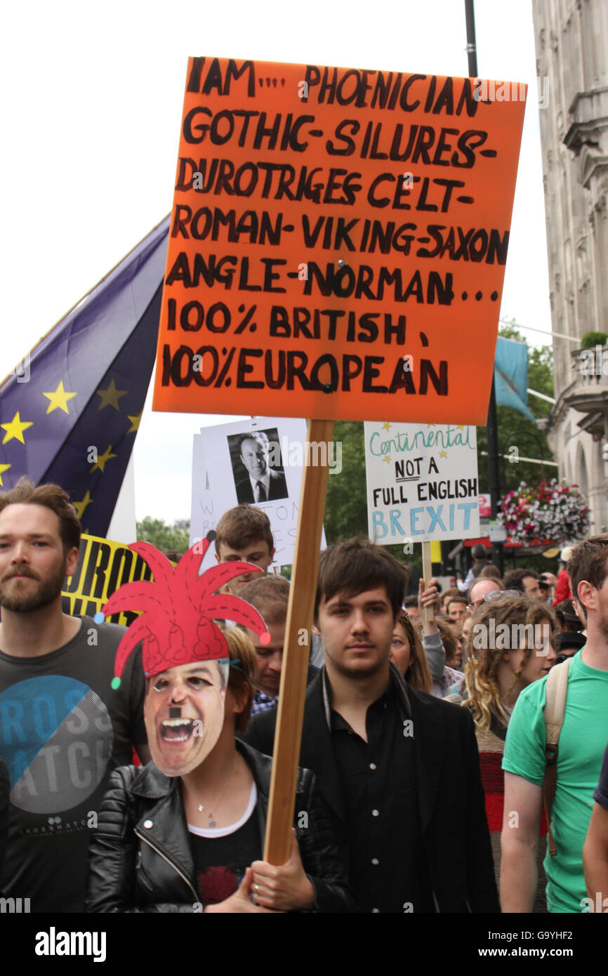 Londra, Regno Unito. 02Luglio, 2016. ​LONDON, Regno Unito - 2 luglio: un pro sostenitore dell'UE visto con una targhetta davanti al marzo per l'Europa la dimostrazione di una settimana dopo il referendum Brexit votazione. La pro sostenitori dell'UE marzo il 2 luglio 2016, è stata da Hyde Park a Piazza del Parlamento. Foto: David Mbiyu/ Alamy Nuovo Live Foto Stock