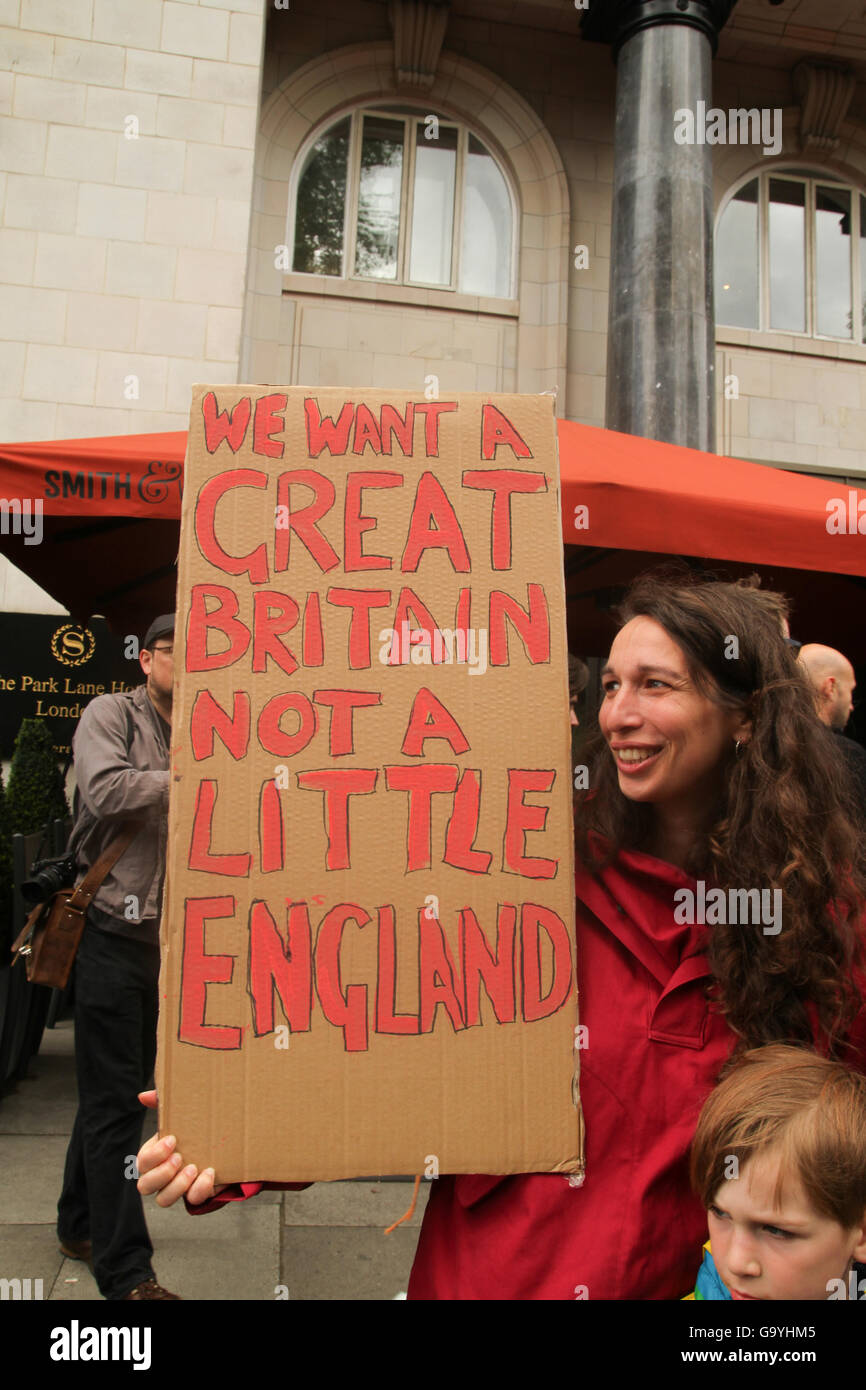 Londra, Regno Unito. 02Luglio, 2016. ​LONDON, Regno Unito - 2 luglio: un pro sostenitore dell'UE visto tenendo in mano un cartello durante il mese di marzo per l'Europa la dimostrazione di una settimana dopo il referendum Brexit votazione. La pro sostenitori dell'UE marzo il 2 luglio 2016, è stata da Hyde Park a Piazza del Parlamento. Foto: David Mbiyu/ Alamy Nuovo Live Foto Stock