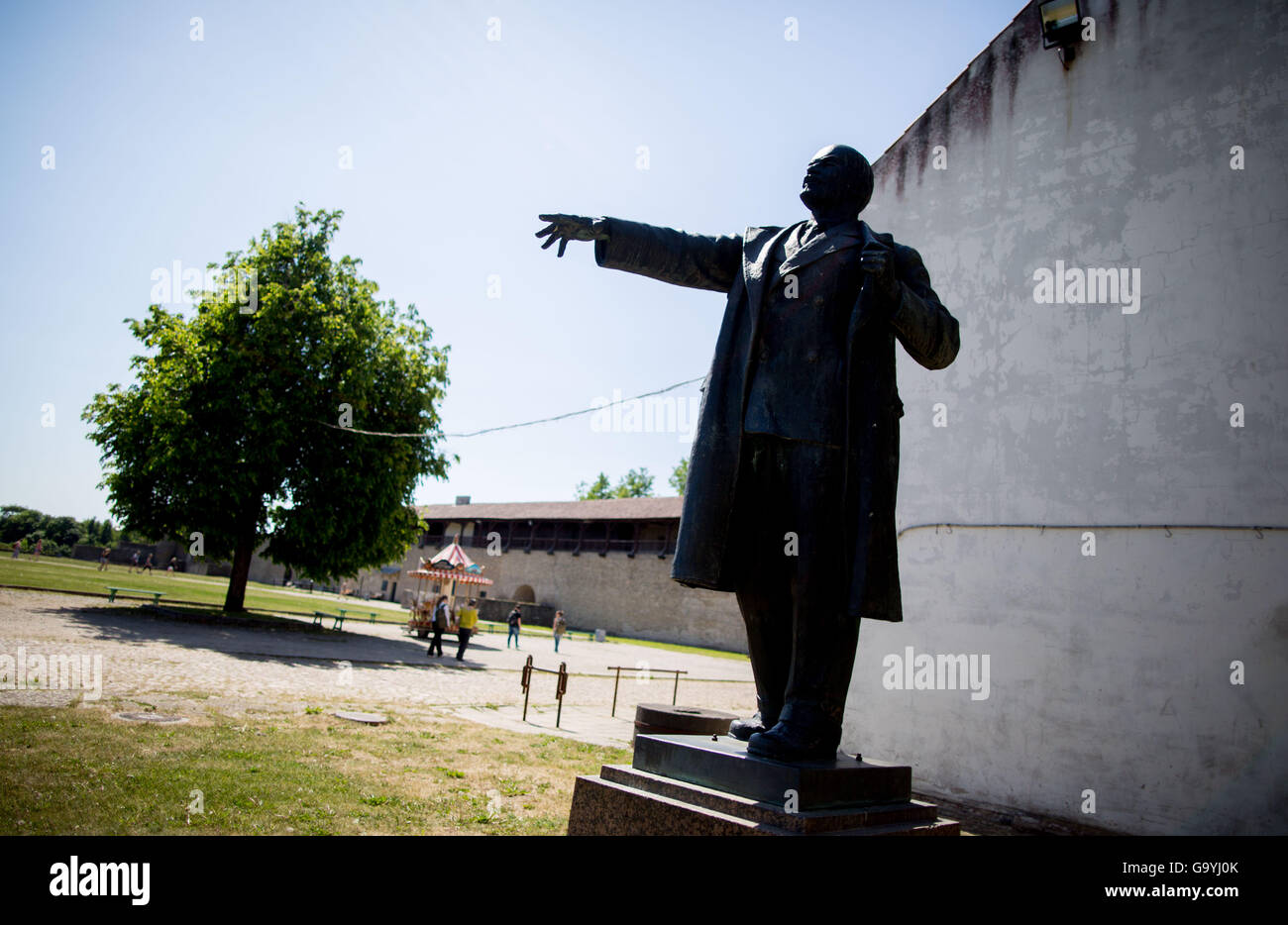 Narva, Estonia. Il 1 giugno, 2016. Un memoriale di Lenin nel parco del castello di Hermann nella città di frontiera di Narva, Estonia, 1 giugno 2016. Foto: KAY NIETFELD/DPA/Alamy Live News Foto Stock