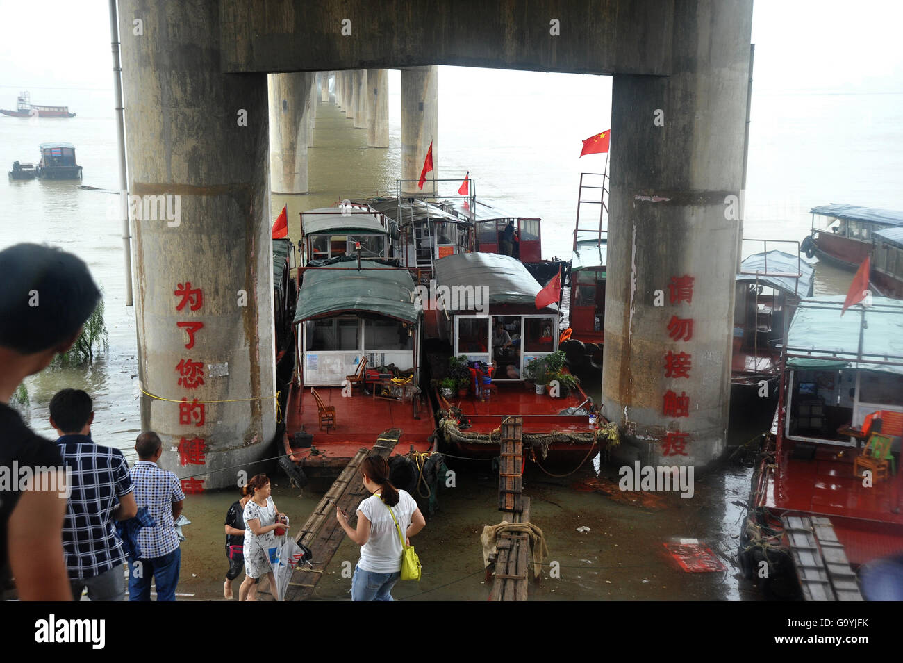 Yueyang, provincia cinese di Hunan. 4 Luglio, 2016. Dock di barche sotto il ponte del Lago Dongting in Yueyang, centrale provincia cinese di Hunan, 4 luglio 2016. Il livello di acqua alla Chenglingji stazione idrografica del Lago Dongting rose di 33.06 metri Lunedì, superando il livello di allerta. © lunga Hongtao/Xinhua/Alamy Live News Foto Stock