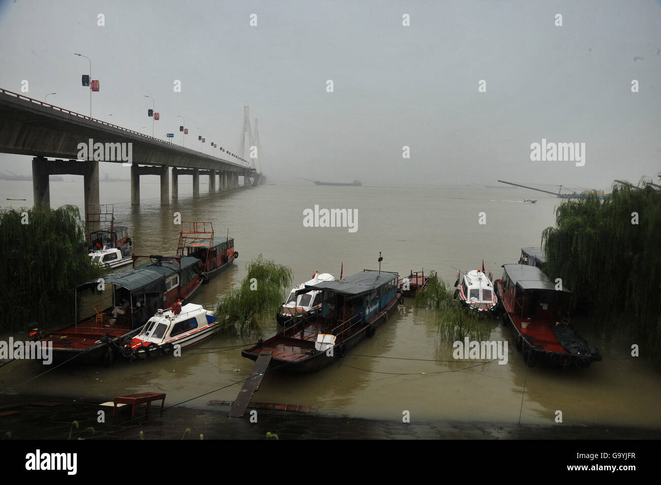 Yueyang, provincia cinese di Hunan. 4 Luglio, 2016. Barche dock presso la zona di acqua nei pressi del ponte di Lago Dongting in Yueyang, centrale provincia cinese di Hunan, 4 luglio 2016. Il livello di acqua alla Chenglingji stazione idrografica del Lago Dongting rose di 33.06 metri Lunedì, superando il livello di allerta. © lunga Hongtao/Xinhua/Alamy Live News Foto Stock