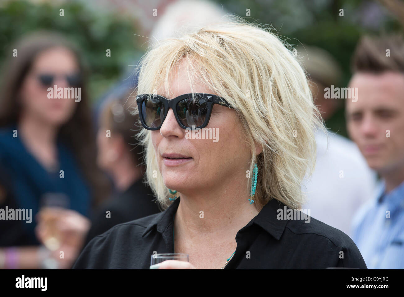 Jennifer Saunders, assiste RHS Hampton Court Palace Flower Show in ANNUNCIO FAB formatori per promuovere il suo nuovo film assolutamente favolosa Foto Stock