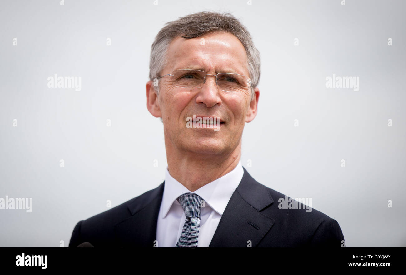 Deveselu, Romania. Il 12 maggio 2016. Il Segretario Generale della Nato Jens Stoltenberg prendendo parte alla cerimonia di inaugurazione della prima base nato per la scudo protettivo in Deveselu, Romania, 12 maggio 2016. Il sistema Aegis, sviluppato dalla US Navy, è stazionato in Deveselu. Foto: KAY NIETFELD/DPA/Alamy Live News Foto Stock