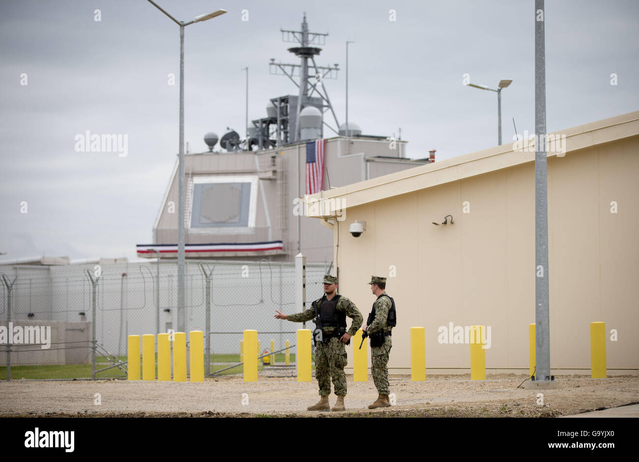 Deveselu, Romania. Il 12 maggio 2016. Due soldati USA in piedi al di fuori della base NATO per la scudo protettivo in Deveselu, Romania, 12 maggio 2016. Il sistema Aegis, sviluppato dalla US Navy, è stazionato in Deveselu. Foto: KAY NIETFELD/DPA/Alamy Live News Foto Stock