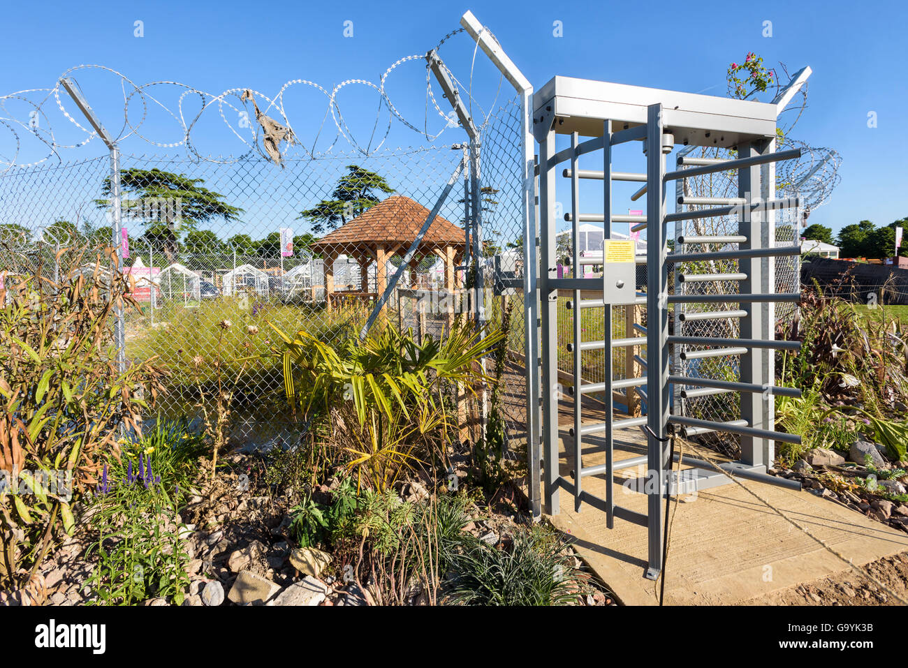 L UNHCR "border control' giardino concettuale progettato da Tom Massey e John Ward della RHS annuale di Hampton Court Palace Flower Show, England Regno Unito. Luglio 4, 2016 Credit: P Tomlins/Alamy Live News Foto Stock