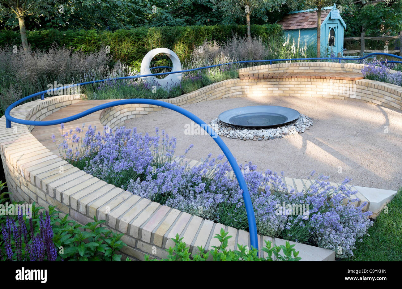 Il giardino estivo, "un soffio di aria fresca' progettato da Rae Wilkinson della RHS annuale di Hampton Court Palace Flower Show, Hampton, Inghilterra, Regno Unito. Luglio 4, 2016 Credit: P Tomlins/Alamy Live News Foto Stock