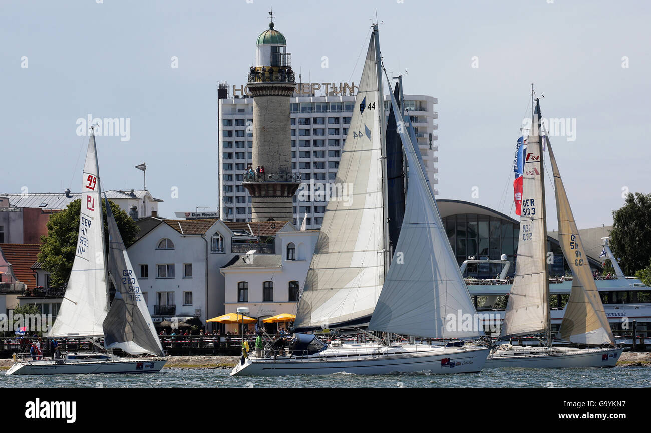 I partecipanti della regata "rund um Bornholm' alla 79a settimana Warnemuende in Warnemuende, Germania, 04 luglio 2016. Trenta nove barche di differenti classi sono di prendere parte alla gara sul Mar Baltico. Per Warnemuende settimana 1.700 partecipanti provenienti da 33 nazioni hanno registrato con circa 700 barche a vela che entrerà quindi in 19 diverse classi per l'avvio. Foto: BERND WUESTNECK/dpa Foto Stock