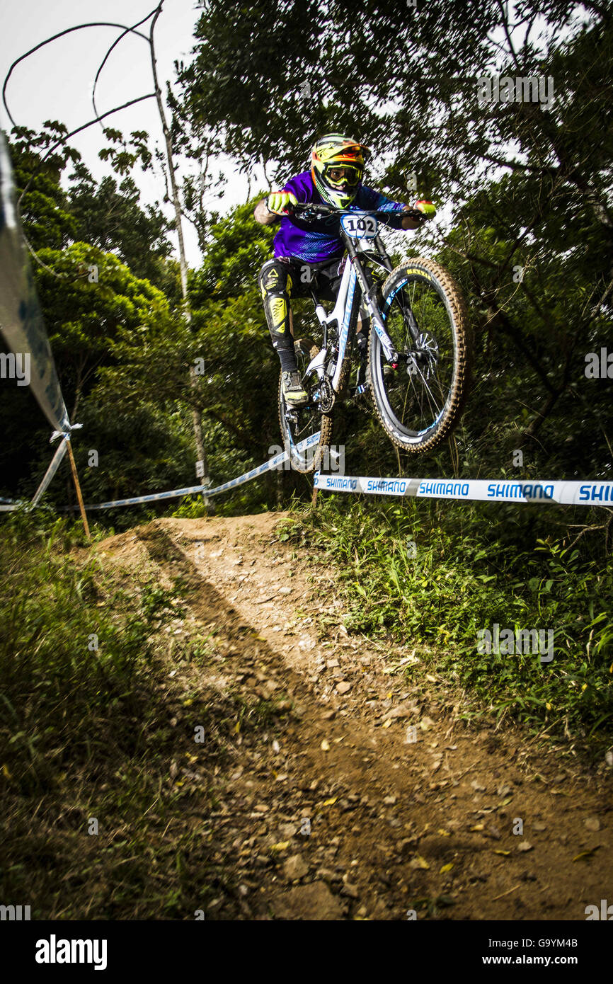 1 luglio 2016 - Balneario Camboriu, Santa Catarina, Brasile - Ayr - Claudio Assis, il primo posto nel Master di categoria B, in aperta Shimano Latam 2016, il più grande mountain bike downhill evento in America Latina a Unipraias Park. Balneario Camboriu, Santa Catarina, Brasile. (Credito Immagine: © Ricardo Ribas via ZUMA filo) Foto Stock