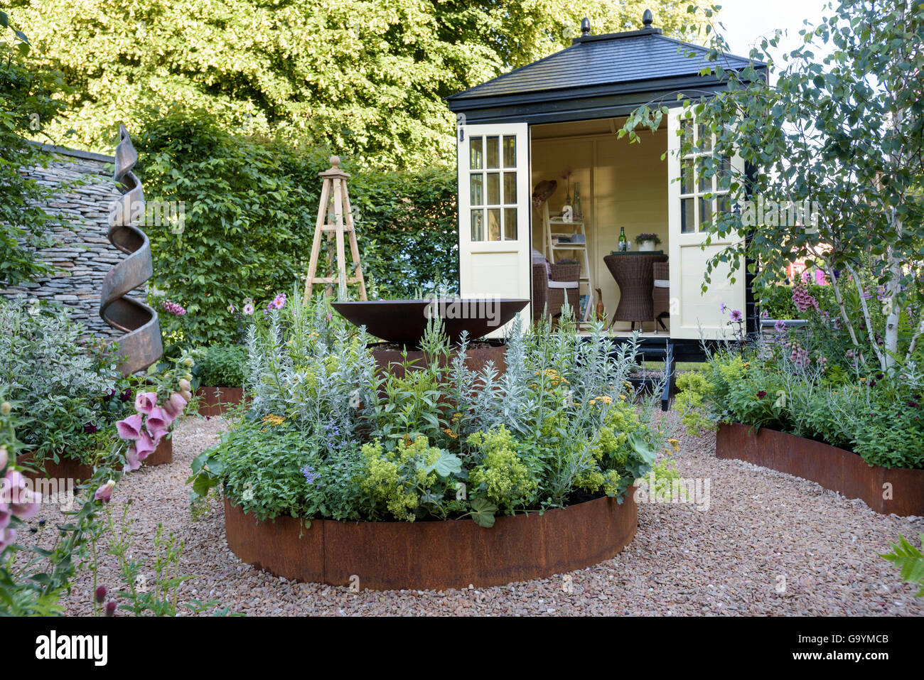 La finale5 Retreat giardino estivo progettato da Martin Royer al RHS Hampton Court Palace Flower Show , Hampton, Inghilterra, Regno Unito. Luglio 4, 2016 Credit: P Tomlins/Alamy Live News Foto Stock