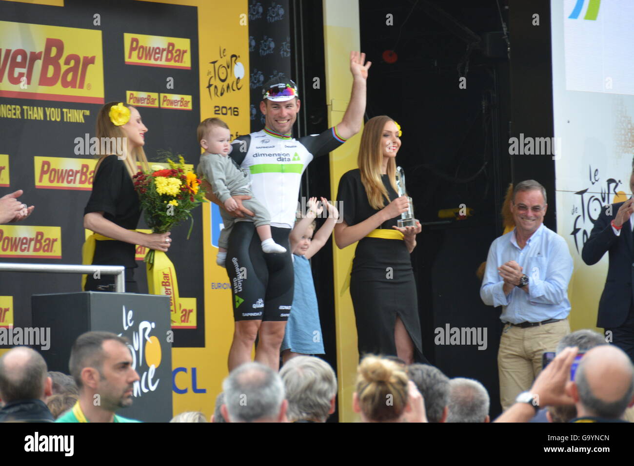 Angers, Francia. 4 Luglio, 2016. Tour de France 2016 - Fase 3 - Granville ad Angers. Vincitori podio Mark Cavendish, dimensione del team dei dati e la ricezione del giorno il vincitore di jersey per questa fase di gara- Credito: Elaine Simmonds/Alamy Live News Foto Stock