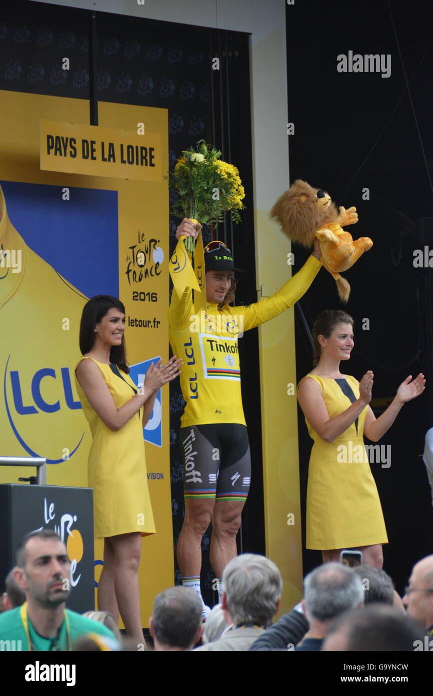 Angers, Francia. 4 Luglio, 2016. Tour de France 2016 - Fase 3 - Granville ad Angers. Vincitori podio SAGAN Peter ricezione di maglia gialla per questa fase di gara. Credito: Elaine Simmonds/Alamy Live News Foto Stock