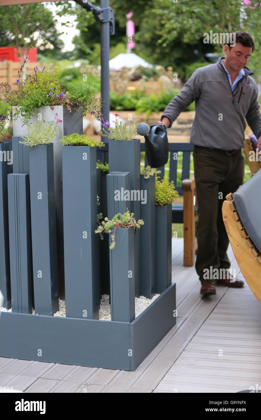 La RHS Hampton Court Palace Flower Show serale di Anteprima 2016 era si terrà lunedì 4 luglio 2016. Molti espositori, comprese quelle nel tendone floreali, vendono i loro prodotti in anteprima la sera. Musica dal vivo è tenuto durante la serata, culminante in una di fuochi d'artificio. Foto Stock