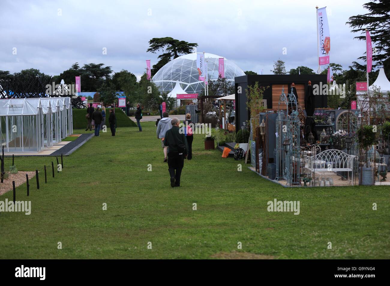 La RHS Hampton Court Palace Flower Show serale di Anteprima 2016 era si terrà lunedì 4 luglio 2016. Molti espositori, comprese quelle nel tendone floreali, vendono i loro prodotti in anteprima la sera. Musica dal vivo è tenuto durante la serata, culminante in una di fuochi d'artificio. Foto Stock