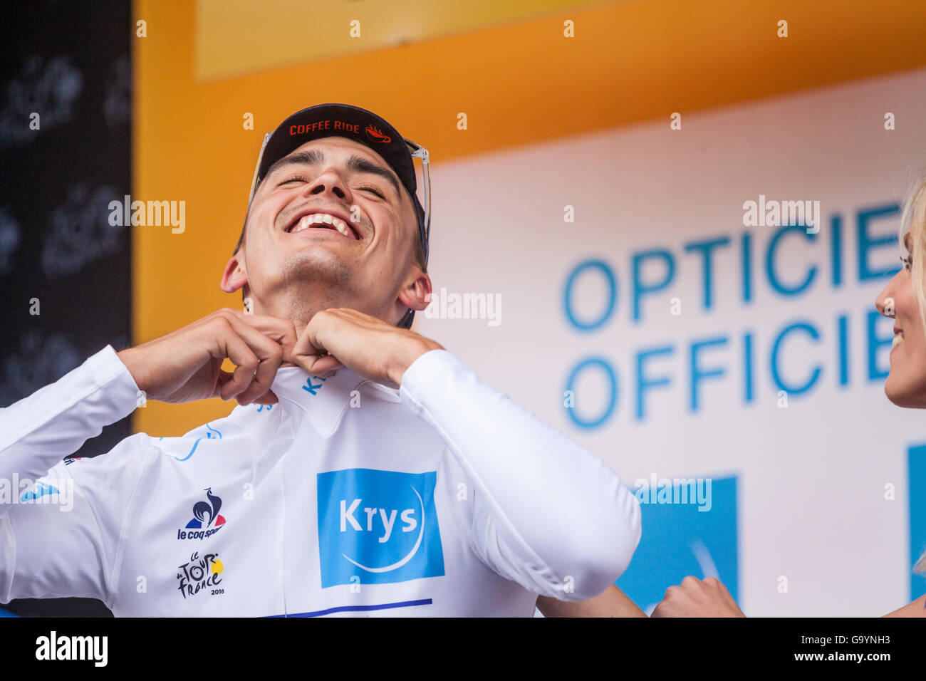 Angers, Francia. 4 lug 2016. Julian ALAPHILIPPE (FRA) Migliore bianco giovane Jersey sul podio al 103 edizione del Tour de France in Angers, Francia. Credito: Julian Elliott/Alamy Live News Foto Stock