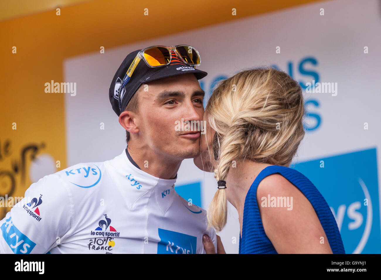 Angers, Francia. 4 lug 2016. Julian ALAPHILIPPE (FRA) Migliore bianco giovane Jersey sul podio al 103 edizione del Tour de France in Angers, Francia. Credito: Julian Elliott/Alamy Live News Foto Stock