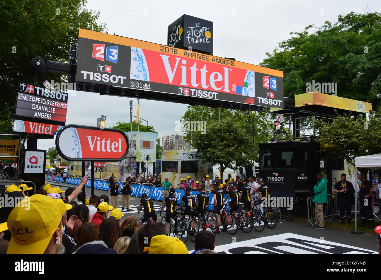 Angers, Francia. 4 Luglio, 2016. Juniors al traguardo Stage 3 Tour de France Angers Credito: Victoria Simmonds/Alamy Live News Foto Stock