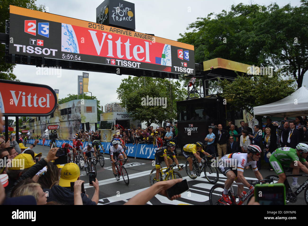 Angers, Francia. 4 Luglio, 2016. Prima attraverso la linea - Stadio 3 Tour de France Angers compresi Mark Cavendish in verde, Andre Greipel, Bryan Coquard Credito: Victoria Simmonds/Alamy Live News Foto Stock