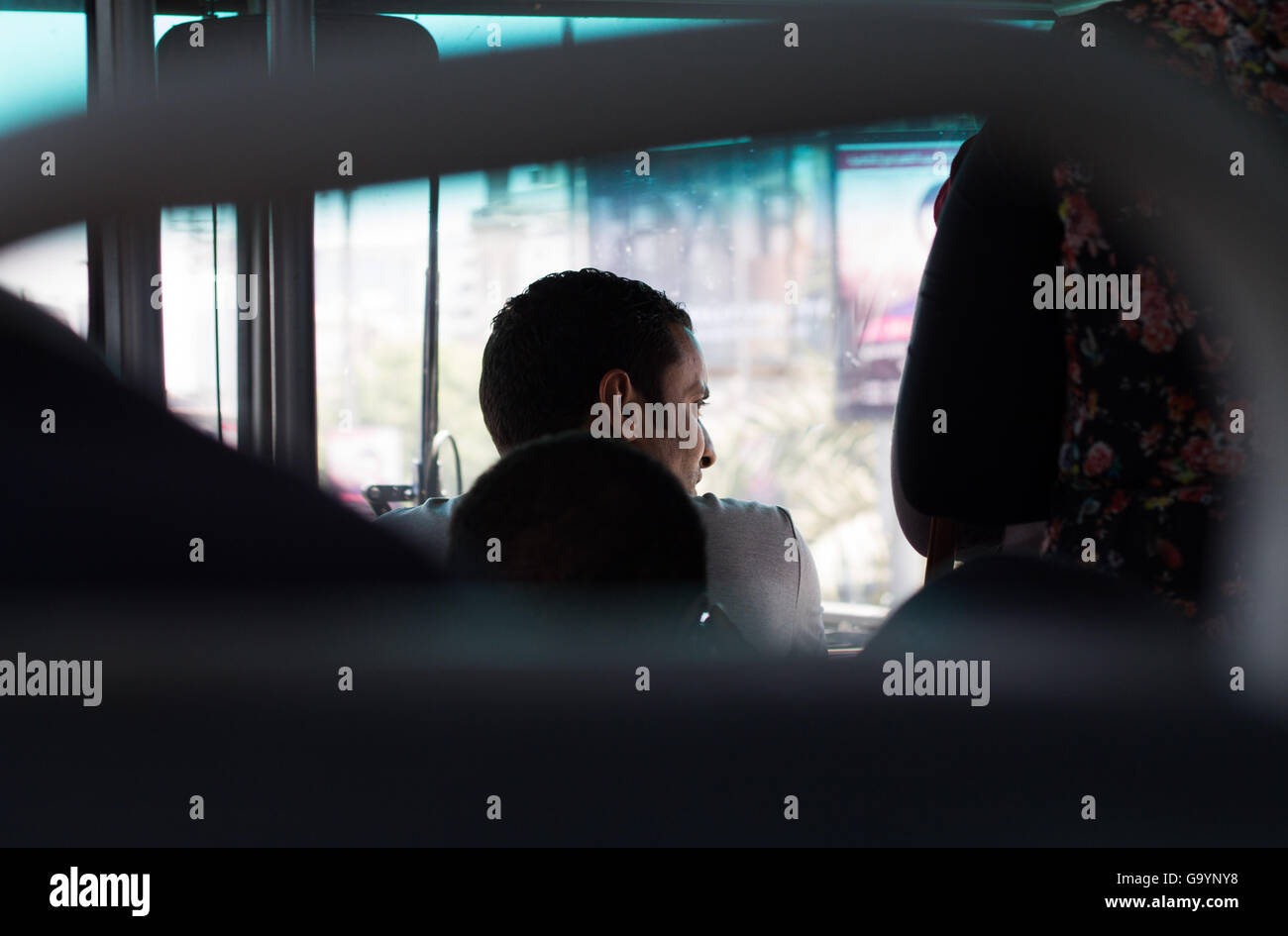 L'Egitto. 4 Luglio, 2016. Egyptian uomo seduto in uno dei trasporti pubblici in Cairo. © Fayed El-Geziry/ZUMA filo/Alamy Live News Foto Stock