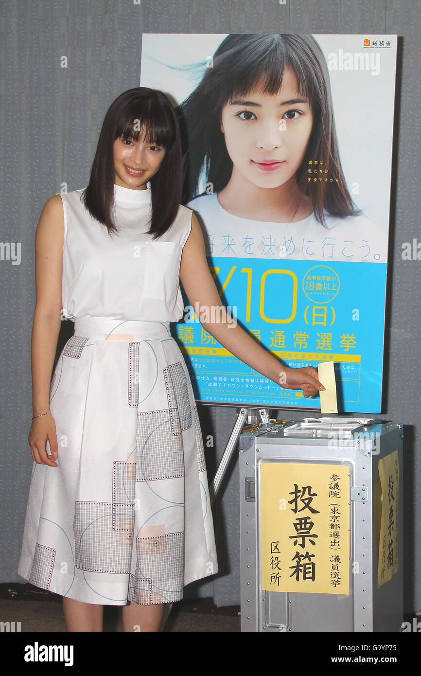 Tokyo, Giappone. 4 Luglio, 2016. L'attrice Suzu Hirose getta il suo turno nel voto anticipato per il Luglio 10 upper house elezione a Setagaya office a Tokyo in Giappone il 4 luglio 2016. © AFLO/Alamy Live News Foto Stock