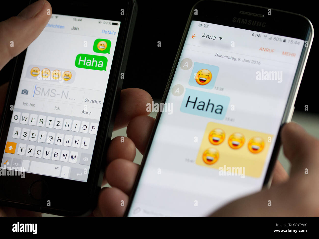 Berlino, Germania. 09 Giugno, 2016. Ridendo Smilies visualizza di Android smartphone (R) e un iPhone a Berlino, Germania, 09 giugno 2016. Monika Skolimowska/dpa/Alamy Live News Foto Stock