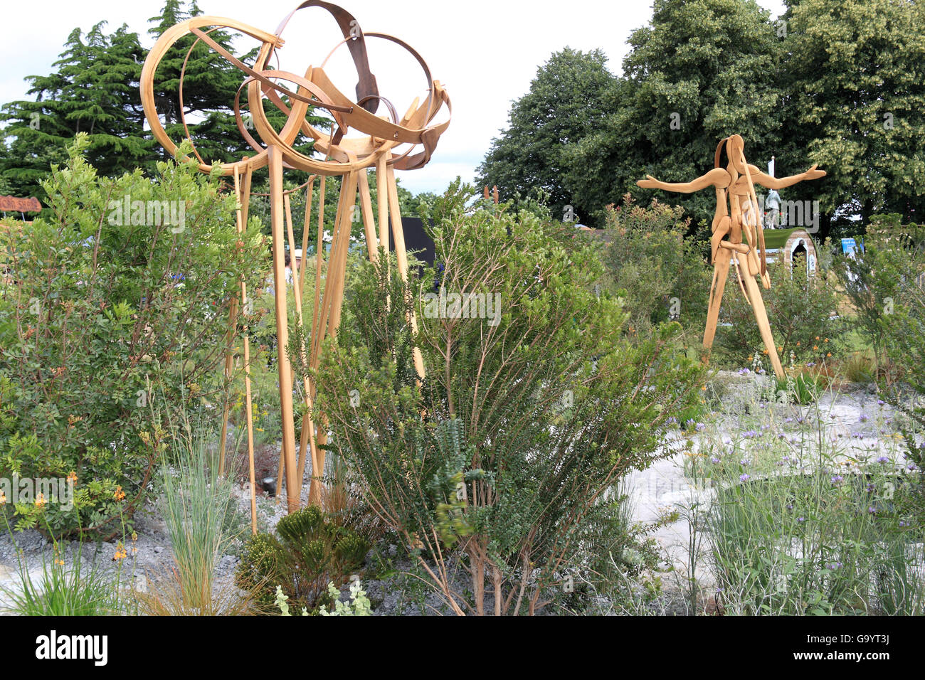 Medaglia d'oro: "Vicino a Future Garden' da Arit Anderson. Giardino concettuale. RHS Hampton Court Palace Flower Show, Londra, Inghilterra, Regno Unito. Premere Anteprima il giorno 4 luglio 2016. Fiore annuale mostra organizzata dalla Royal Horticultural Society. Visualizza corre da martedì 5 luglio fino a domenica 10 luglio 2016. Credito: Ian bottiglia / Alamy Live News Foto Stock