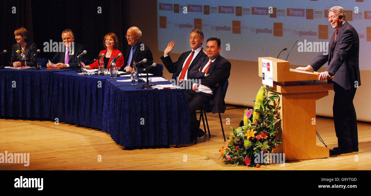 (Da sinistra a destra) Harriet Harman, Peter Hain, Hazel Blears, Guardian Political Editor John White, Hilary Benn, Jon Crudas e Alan Johnson al primo dibattito sulle marchette ospitato dalla Fabian Society di Londra. Foto Stock