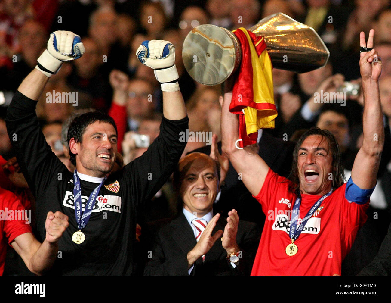 Il capitano di Sevilla Javi Navarro solleva la coppa e il portiere Andres Palop festeggia dopo aver vinto durante la partita finale della Coppa UEFA a Hampden Park, Glasgow. Foto Stock