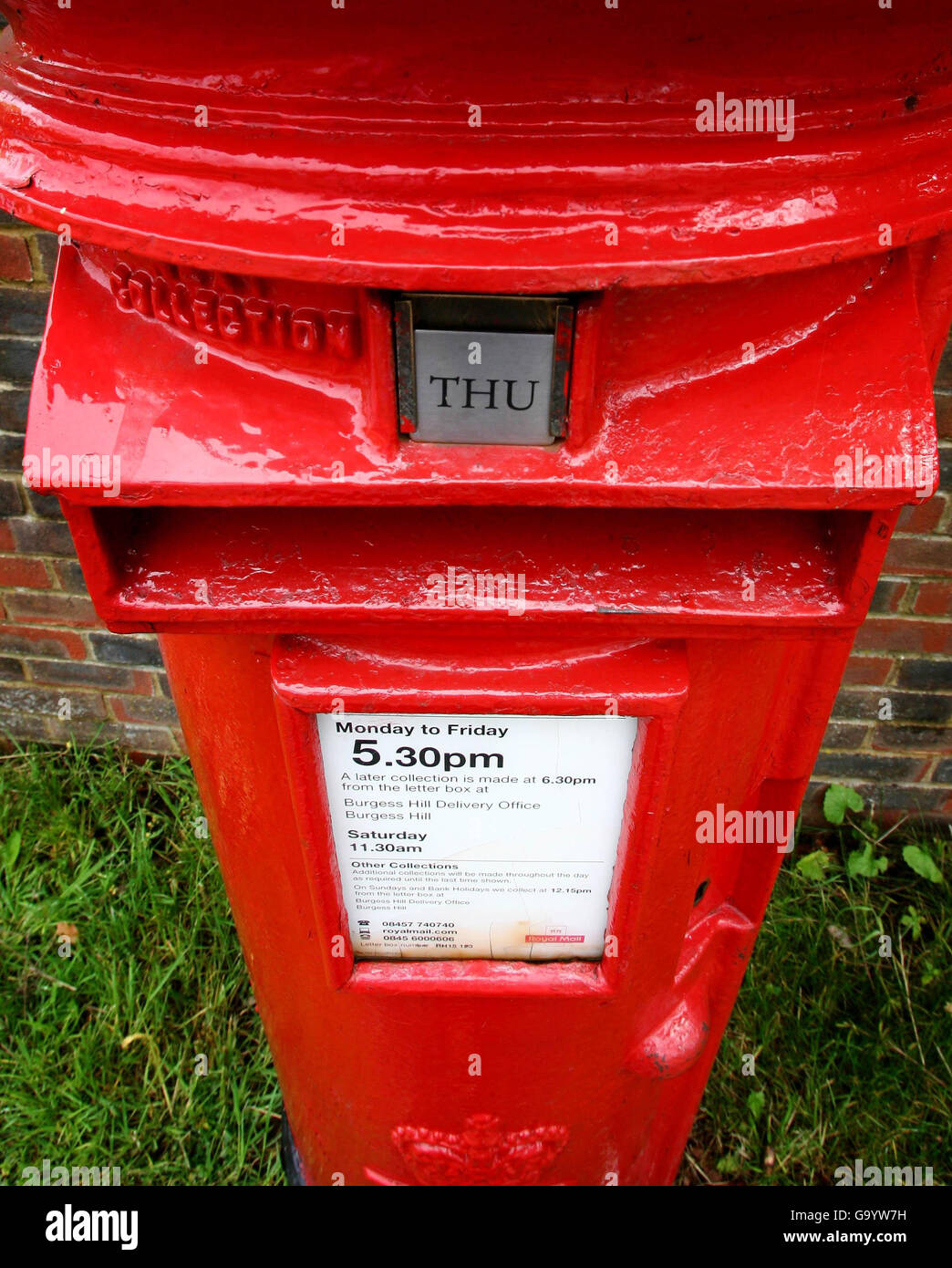 2,500 uffici postali saranno inviati via fax. Una casella postale a Burgess Hill, Sussex. Foto Stock