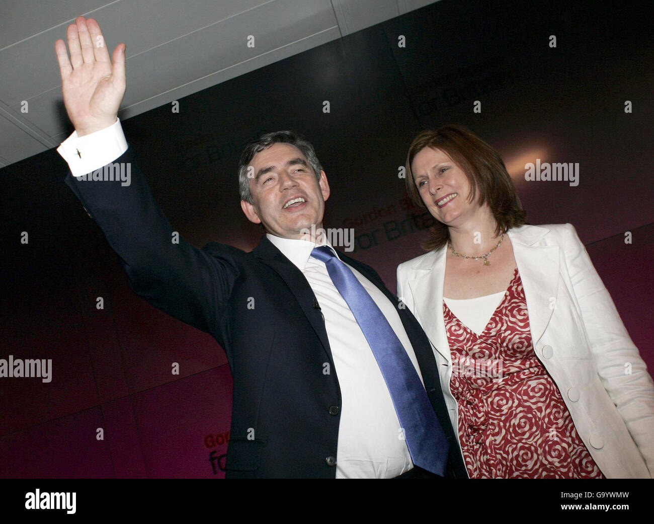 Il Cancelliere dello scacchiere britannico Gordon Brown, che è stato confermato leader del lavoro in attesa e prossimo primo Ministro, si rivolge a un incontro presso l'edificio Bloomberg, a Londra. Foto Stock