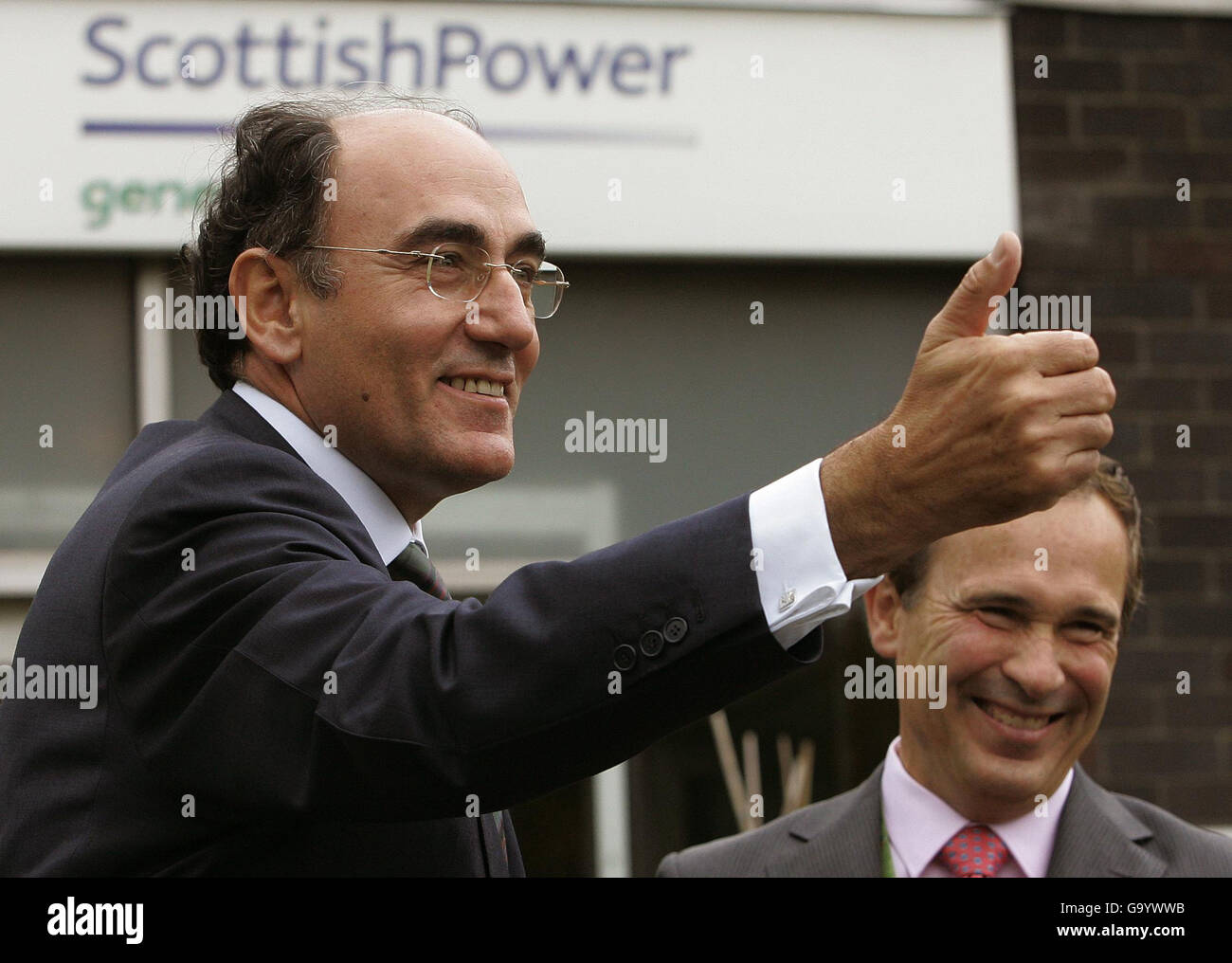 Jose Luis del Valle (a destra), capo esecutivo della Scottish Power e Ignacio Galan, capo esecutivo e presidente di Iberdrola, durante una visita ufficiale del primo ministro Alex Salmond alla centrale elettrica di Longannet, dove Scottish Power ha svelato uno studio feasibilty per convertire la sua centrale elettrica in tecnologia a carbone pulito. Foto Stock