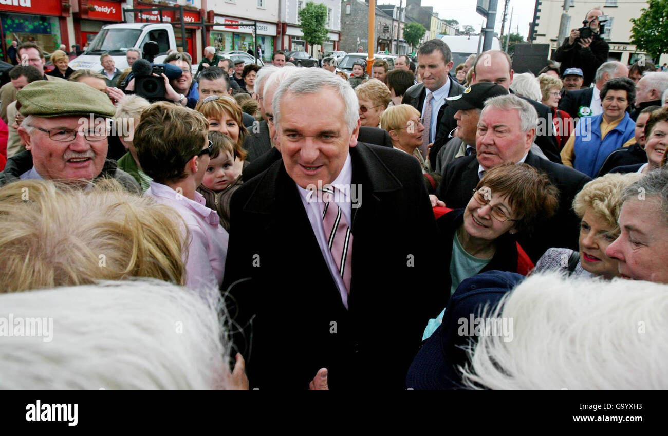 Taoiseach Bertie Ahern (centro) incontra i residenti a Mitchelstown CBS durante una passeggiata a Co Cork. Foto Stock