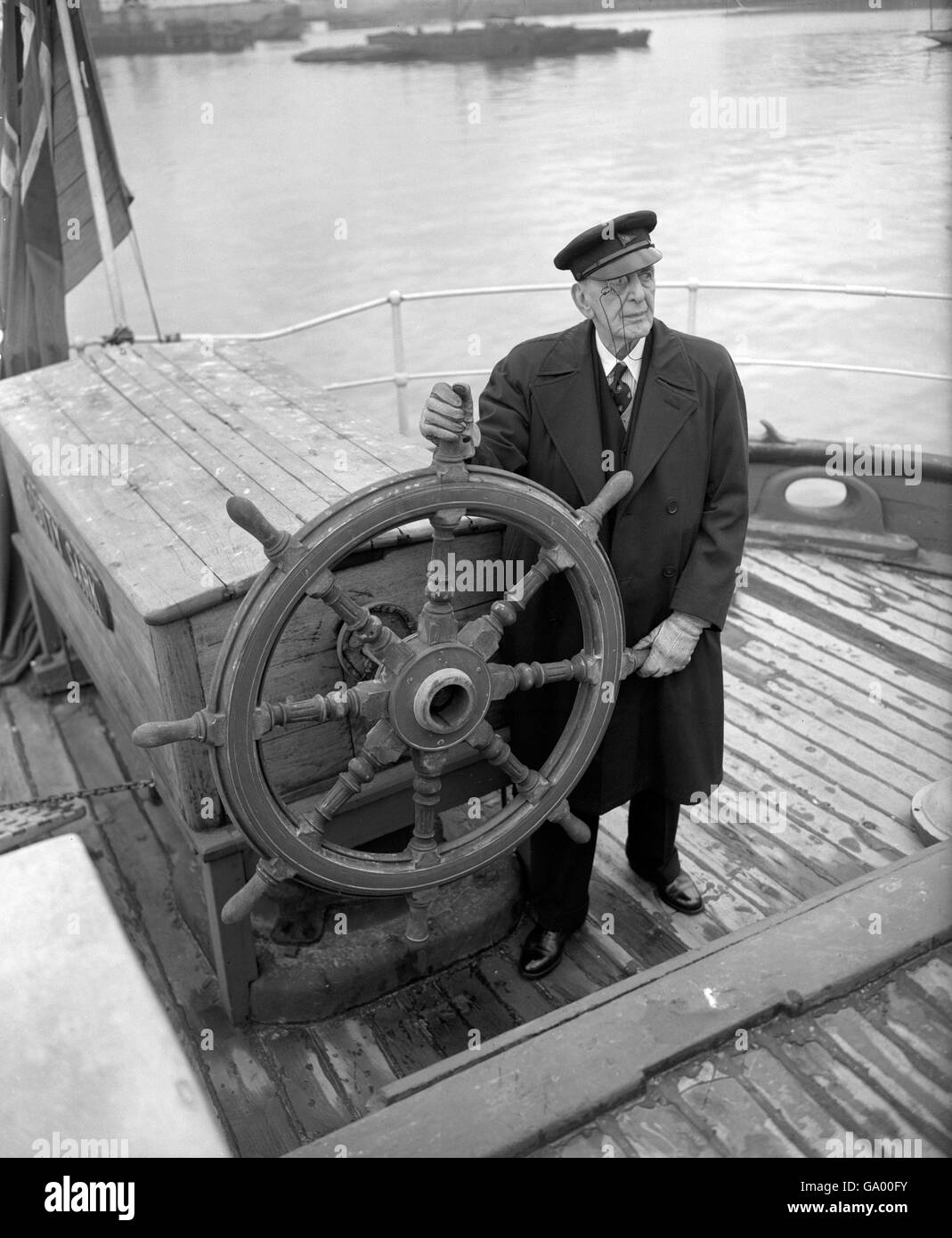 Monocled Capitano C e Irving, C.B., uno degli ultimi due apprendisti sopravvissuti ad aver addestrato a bordo del Cutty Sark, al volante come la nave si trova a ormeggi, al largo di Greenhithe. Foto Stock