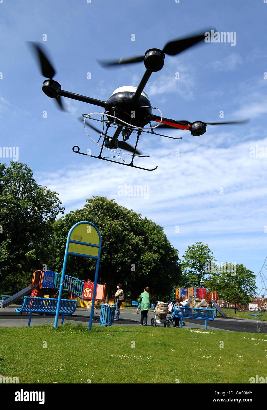 La polizia di Merseyside dimostra il loro nuovo drone di sorveglianza aerea a Liverpool. Foto Stock
