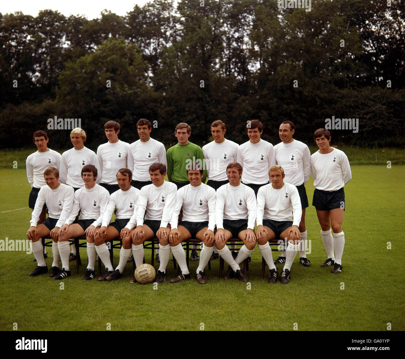 Tottenham Hotspur F.C. Back Row: James Pearce, Philip Beal, John Collins, Mike England, Patrick Jennings, Martin Chivers, Cyril Knowles, Alan Gilzean e Joesph Kinnear. Prima fila: Dennis Bond, James Roberston, Jimmy Greaves, Alan Mullery (Capt); Terence Venables, Clifford Jones e Anthony vogliono. Foto Stock