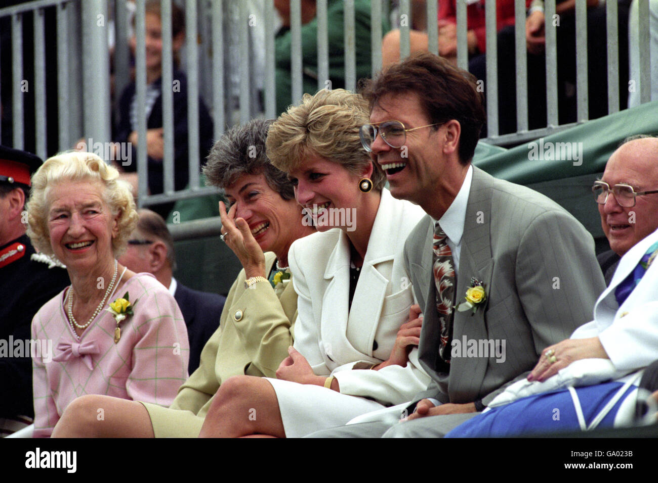 La Principessa del Galles (Diana) con Virginia Wade (seconda a sinistra) E Cliff Richard che condivide uno scherzo Foto Stock