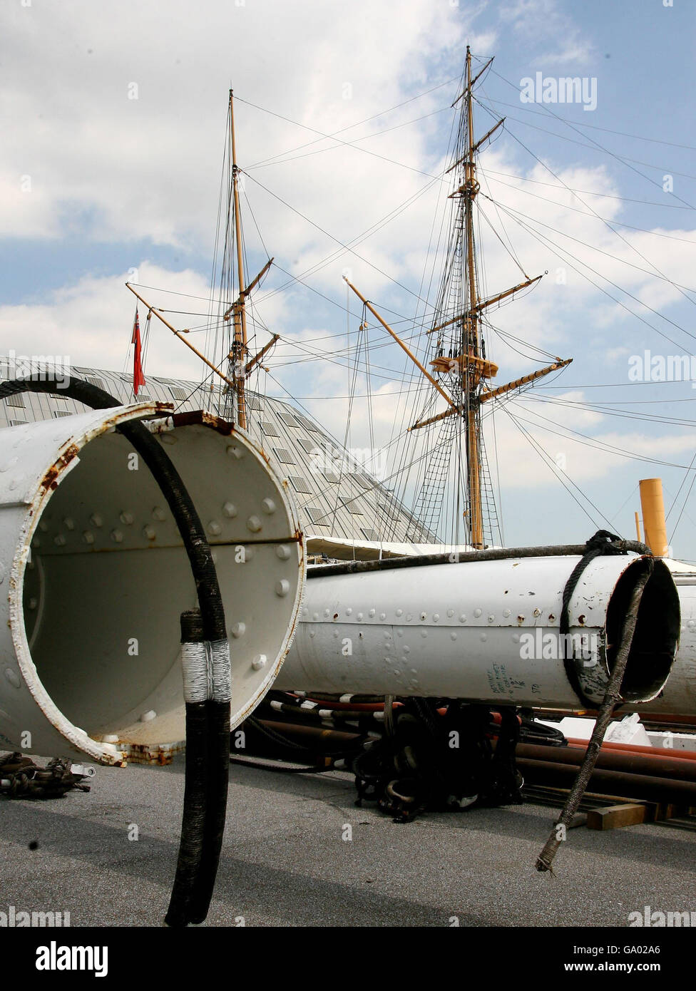 Cutty Sark fuoco. Le Masts del Sark Cutty nel Dockyard storico in Chatham, Kent, dove sono immagazzinate. Foto Stock