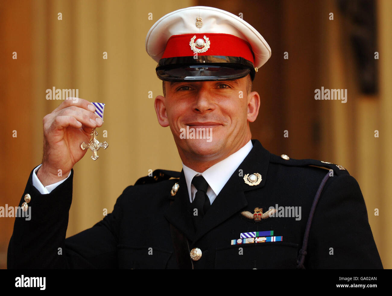 Il pilota Royal Marine Chinook, il maggiore Mark Hammond, che ha sede a Odiham, fuori Buckingham Palace, Londra, dopo aver raccolto la sua distinta Flying Cross dalla regina Elisabetta II per 'il comando ispiratore del suo equipaggio e le sue capacità di volo superiori' mentre operava nella provincia di Helmand in Afghanistan nel settembre 2006. Foto Stock