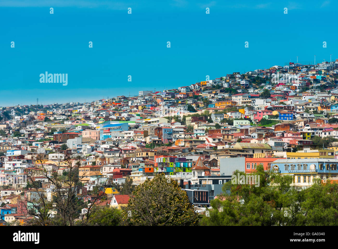 Vista delle case sulle colline di Valparaiso, Cile Foto Stock
