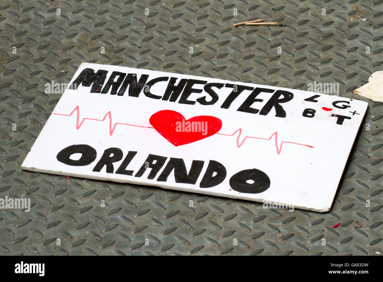 Manchester è il villaggio gay. Un segno di benvenuto nel famoso Canal Street District di Greater Manchester vicino al centro della città, Regno Unito. Foto Stock