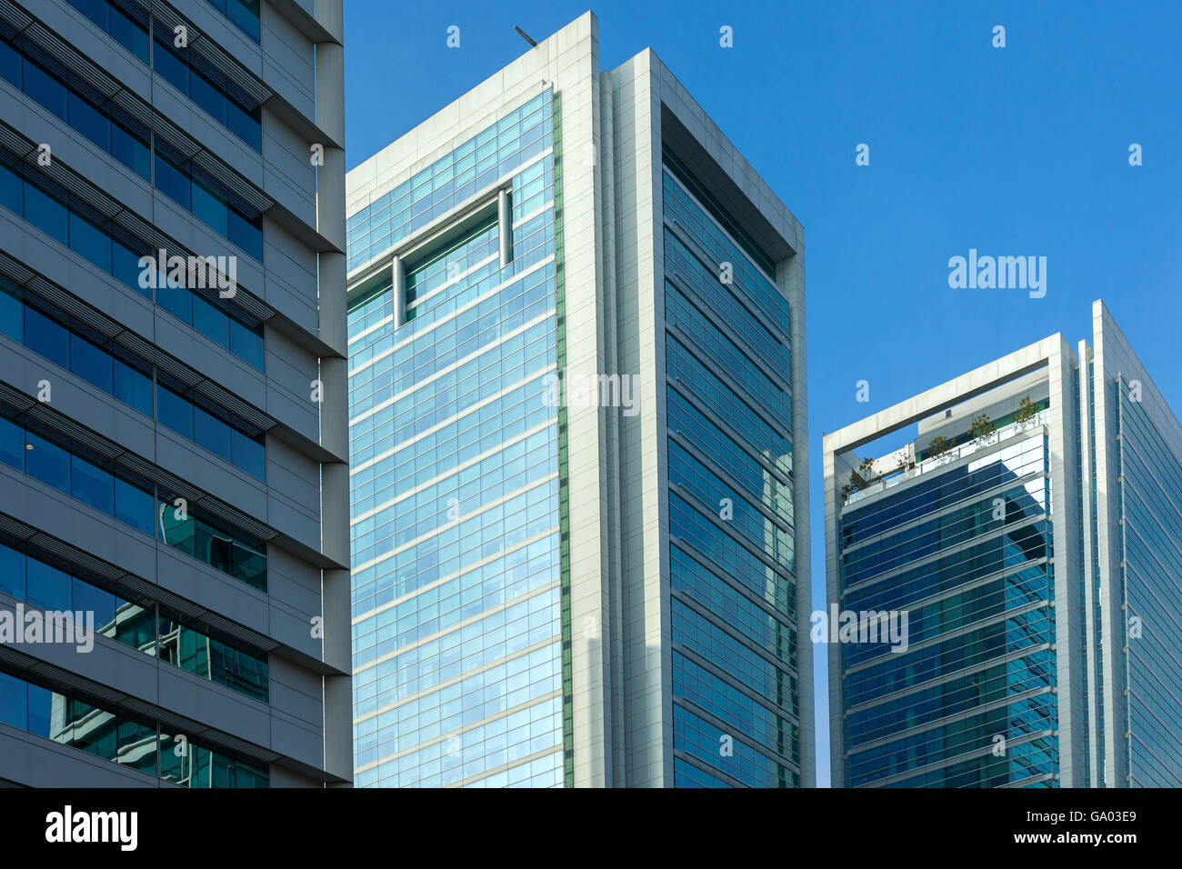 Edifici moderni presso il quartiere benestante Isidora Goyenechea, Santiago de Cile Foto Stock
