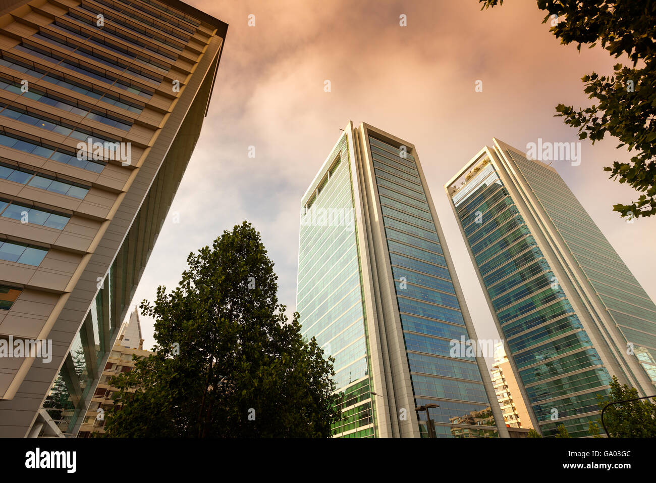 Edifici moderni presso il quartiere benestante Isidora Goyenechea, Santiago de Cile Foto Stock