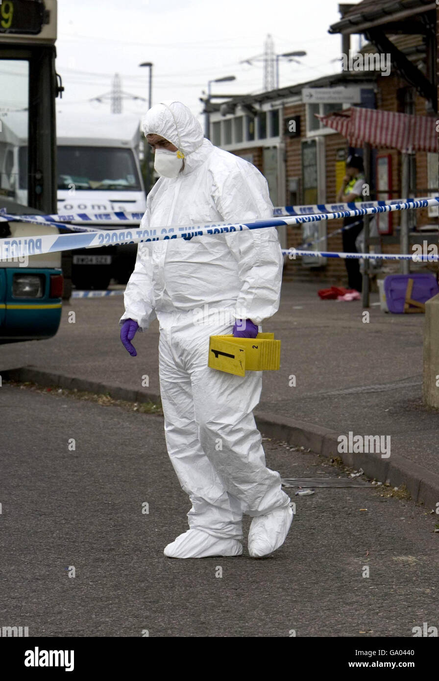 Un ufficiale di polizia di forensics alla scena di una sparatoria alla stazione ferroviaria di Rayleigh in Essex, dopo che un membro del pubblico è stato colpito da rapinatori armati oggi. I detective credono che l'uomo - che non è stato nominato ma è nei suoi 20 anni e vive a livello locale - abbia cercato di aiutare le guardie di sicurezza che sono state attaccate. Foto Stock