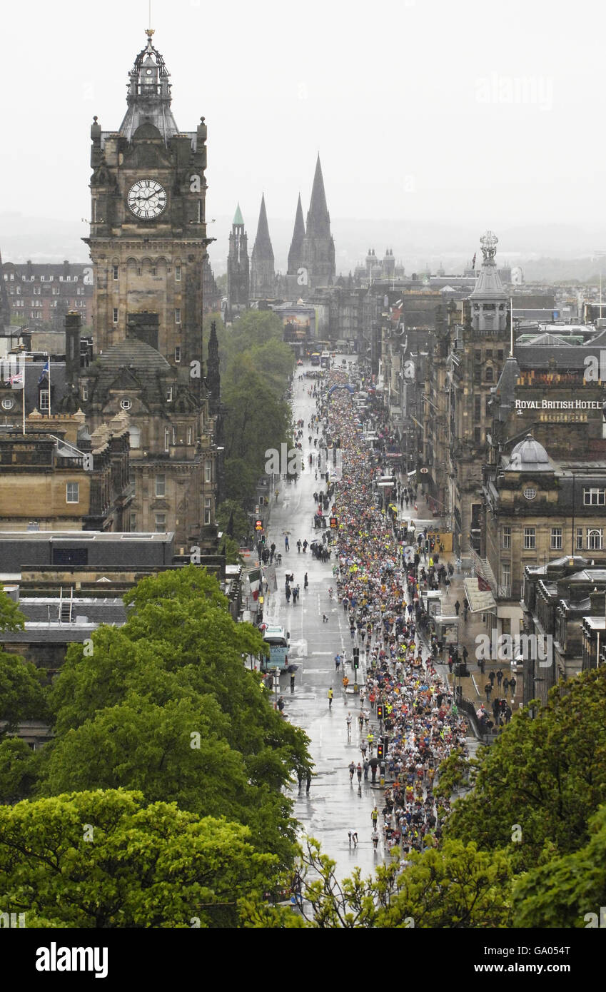 I corridori della maratona di Edimburgo si fanno strada lungo Princes Street. Foto Stock