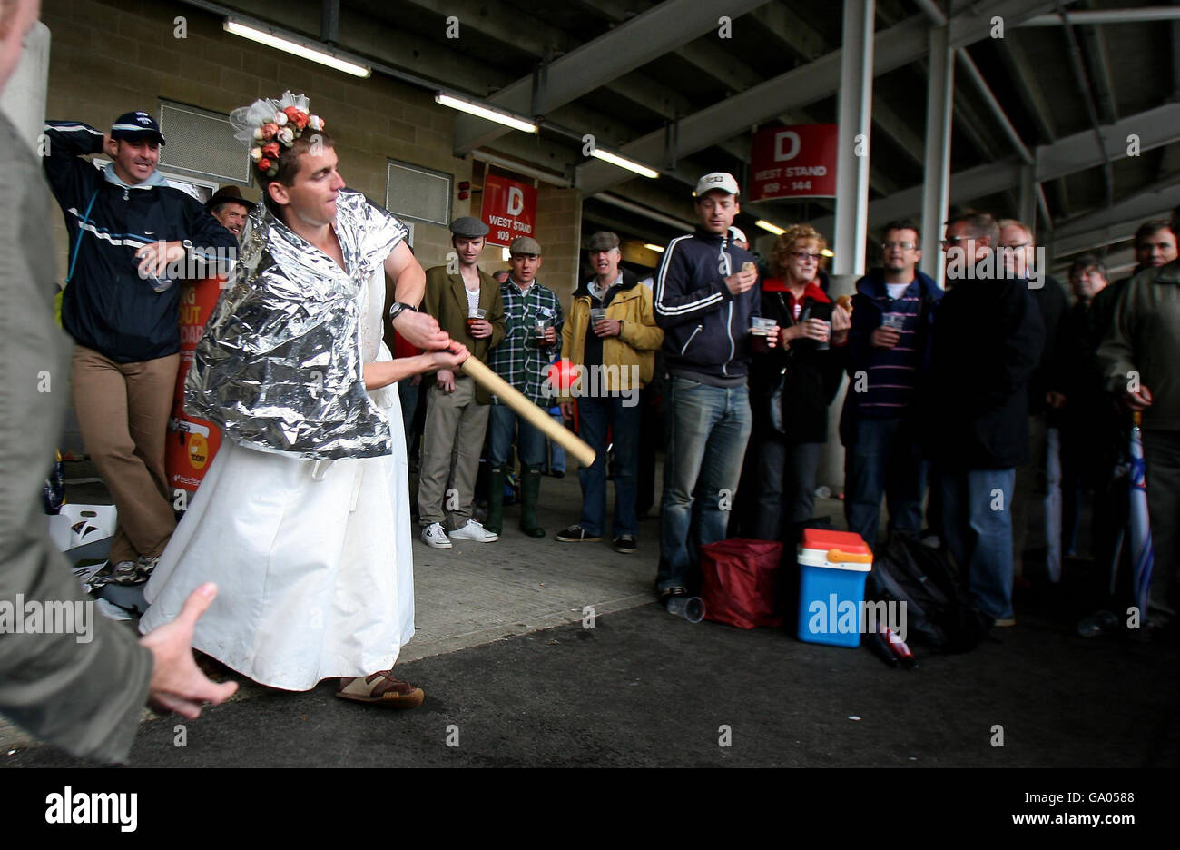 I fan dell'Inghilterra si divertono mentre i ritardi della pioggia giocano durante il terzo giorno della seconda partita di test Npower all'Headingley Cricket Ground di Leeds. Foto Stock