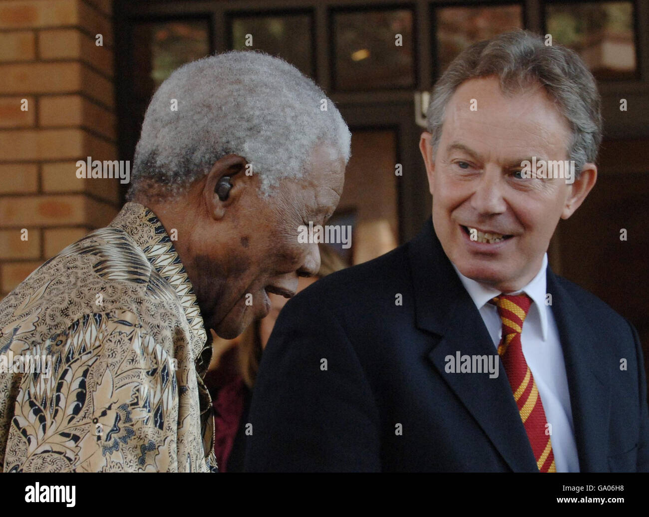 Tony Blair e l'ex presidente sudafricano Nelson Mandela alla Nelson Mandela Foundation di Johannesburg. Foto Stock